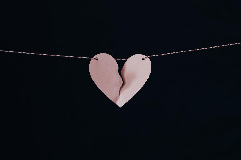 L'intelligence artificielle répond sur comment vivre une rupture amoureuse.