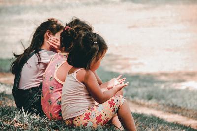 Comment les enfants demandent de l'aide sur WhatsApp, Twitter et Facebook à propos de cas d'intimidation