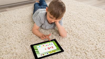 Une étude indique que les enfants reçoivent leur premier appareil numérique dès l'âge de 8 ans