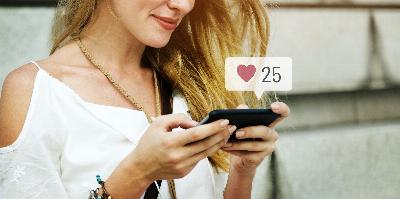 60% des femmes latines pensent que leur partenaire a été infidèle sur les réseaux sociaux