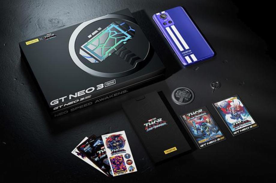 Cette version du smartphone avec Marvel Studios comprenait un coffret cadeau premium avec des cartes personnalisées