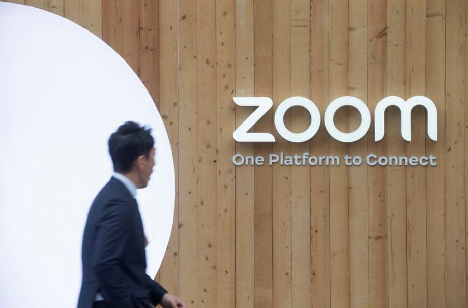 PHOTO DE DOSSIER: Un homme passe devant une salle d'exposition Zoom temporaire sur la Promenade lors du Forum économique mondial (WEF) 2023, dans la station alpine de Davos, en Suisse. 16 janvier 2023. REUTERS/Arnd Wiegmann