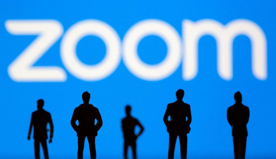 PHOTO DE FICHIER: De petites figurines jouets sont vues devant le logo Zoom sur cette photo d'illustration prise le 15 mars 2021. REUTERS / Dado Ruvic / Illustration / File Photo