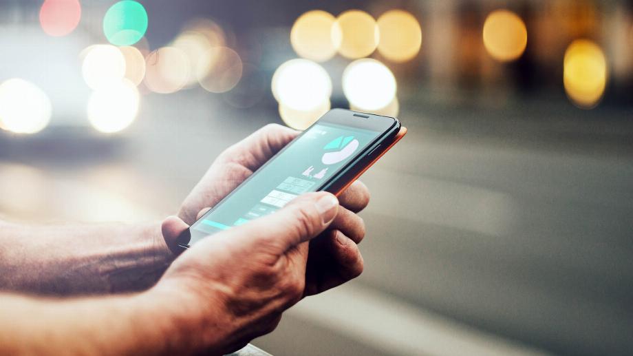 Smartphone affichant des données de santé, gros plan.