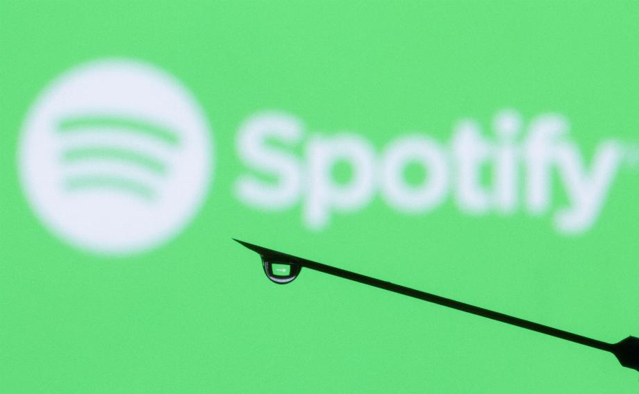 FILE PHOTO: Le logo Spotify se reflète dans une goutte sur une aiguille de seringue dans cette illustration prise le 31 janvier 2022. REUTERS / Dado Ruvic / Illustration / File Photo