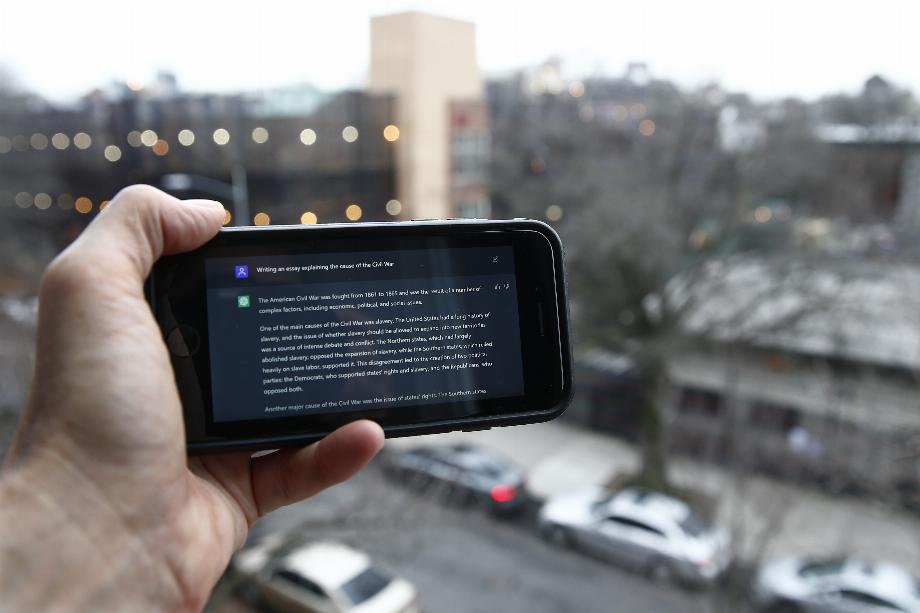 Un message ChatGPT s'affiche sur un téléphone près d'une école publique de Brooklyn, New York, le jeudi 5 janvier 2023. Les autorités scolaires de New York ont commencé cette semaine à bloquer l'outil de rédaction impressionnant mais controversé, capable de générer des paragraphes de texte similaires à ceux d'un être humain. (AP Photo/Peter Morgan)