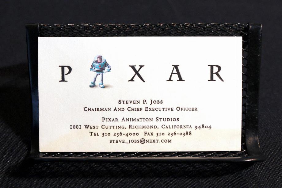 Carte de visite Steve Jobs avec le logo Pixar, une société qui a été rachetée par Disney des années après sa création. REUTERS/Mike Segar