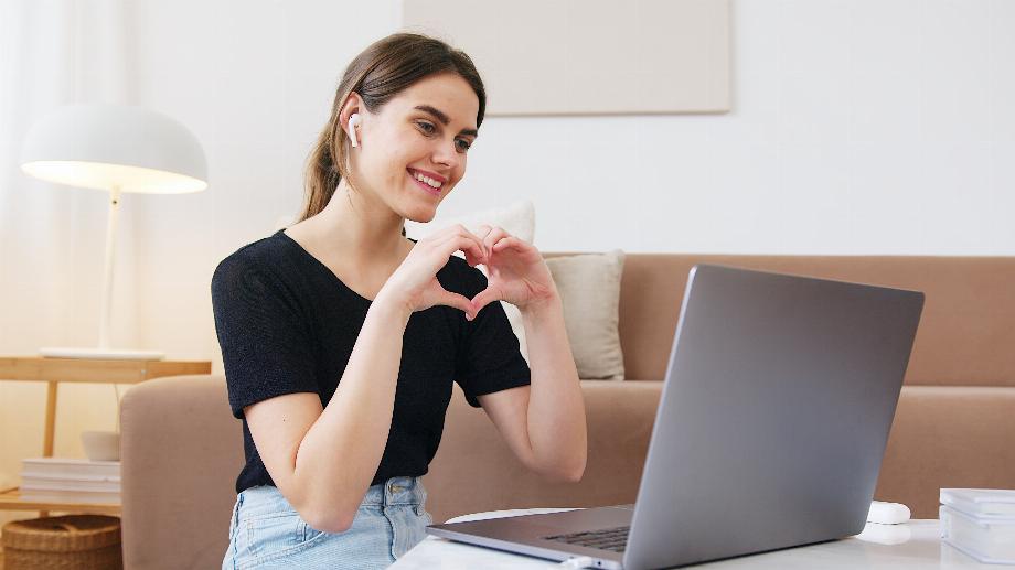 Avec des appels vidéo, des jeux, des films et des détails, vous pouvez passer ce rendez-vous malgré la distance avec votre partenaire.