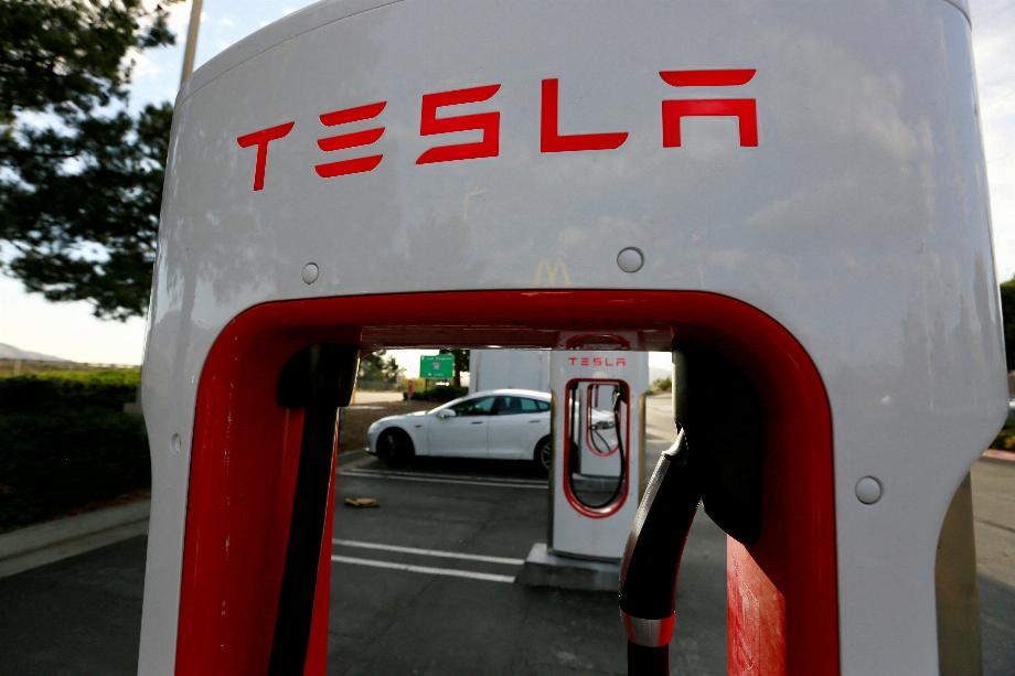 Une Tesla Model S se recharge dans une station de suralimentation Tesla à Cabazon, Californie, États-Unis, le 18 mai 2016. REUTERS/Sam Mircovich/File