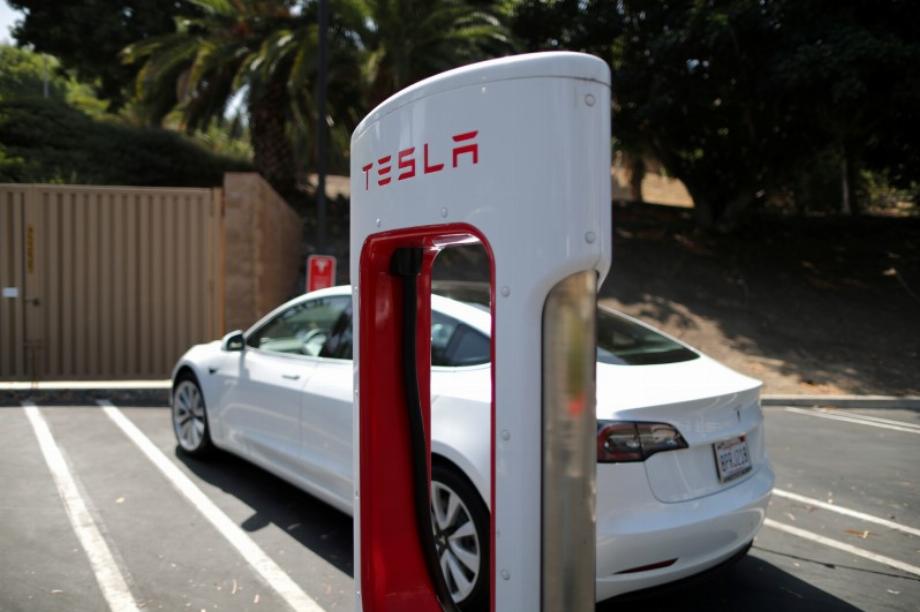 Une station Tesla SuperCharger est vue à Los Angeles, Californie, États-Unis, le 9 juillet 2020. REUTERS/Lucy Nicholson/File