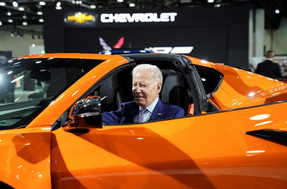Le président américain Joe Biden est assis dans une Chevrolet Corvette Z06 lors d'une visite au salon de l'auto de Detroit pour mettre en lumière la fabrication américaine de véhicules électriques, à Detroit, Michigan, États-Unis, le 14 septembre 2022. REUTERS /Kevin Lamarque/File