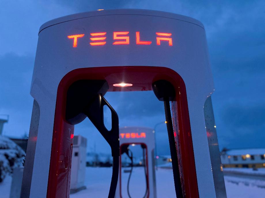 Des chargeurs de véhicules électriques Tesla sont vus en hiver à Hofn, en Islande, le 16 février 2022. REUTERS/Nacho Doce/File