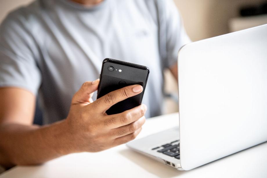 Certaines campagnes de phishing encouragent l'utilisateur à partager les informations ou les e-mails afin qu'ils puissent affecter davantage de personnes. Photo : Zacharie Scheurer/dpa