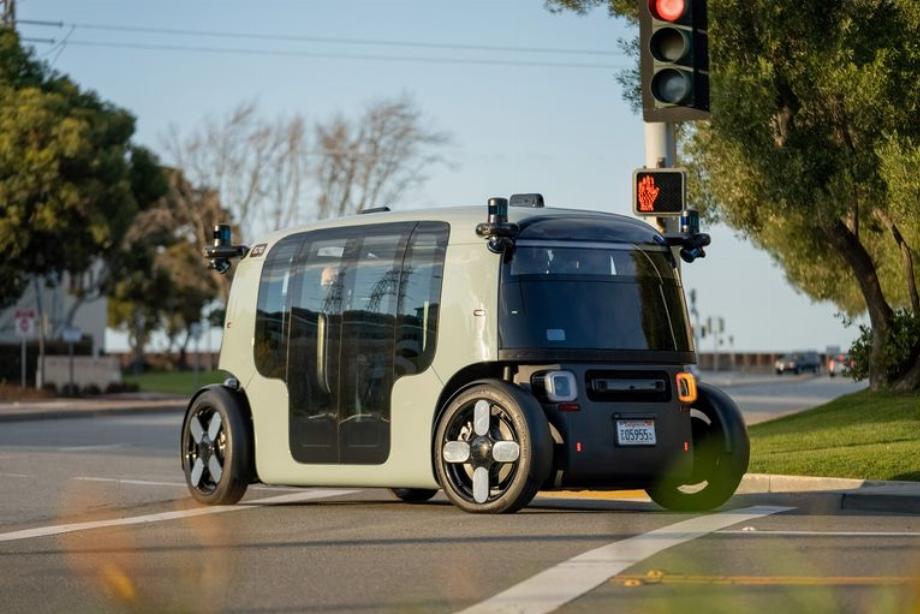 La voiture autonome de l'entreprise peut transporter jusqu'à quatre passagers et sert pour l'instant de transport interne dans l'entreprise.