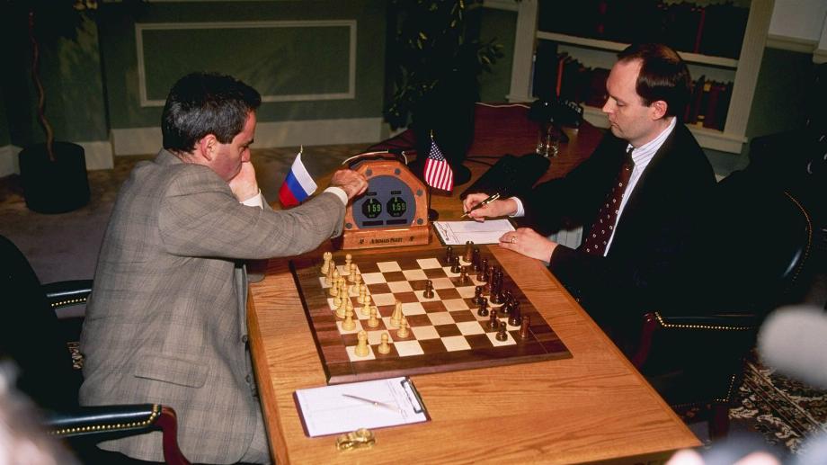 10 mai 1997 : le champion du monde d'échecs Garry Kasparov affronte le supercalculateur Deep Blue à New York (Photo : Bernie Nunez /Allsport)