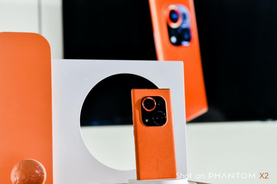 La coque arrière du Phantom X2 Pro 5G est fabriquée à partir de bouteilles en plastique récoltées dans l'océan Indien selon un processus qui convertit les déchets récupérés en microfibres.
