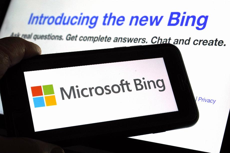 Microsoft a lancé son nouveau chatbot, Bing, une application pour téléphones et son navigateur Internet Edge (AP Photo/Richard Drew)