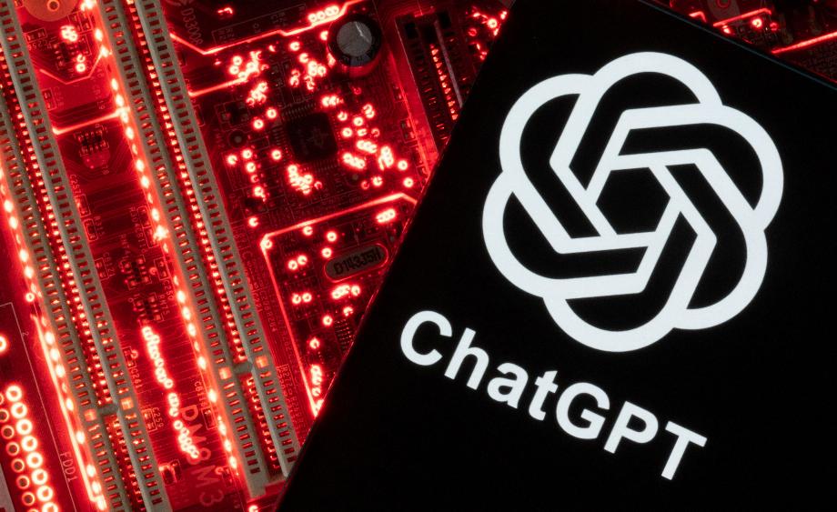 Un smartphone avec un logo ChatGPT affiché est placé sur une carte mère d'ordinateur dans cette illustration prise le 23 février 2023. REUTERS/Dado Ruvic/Illustration