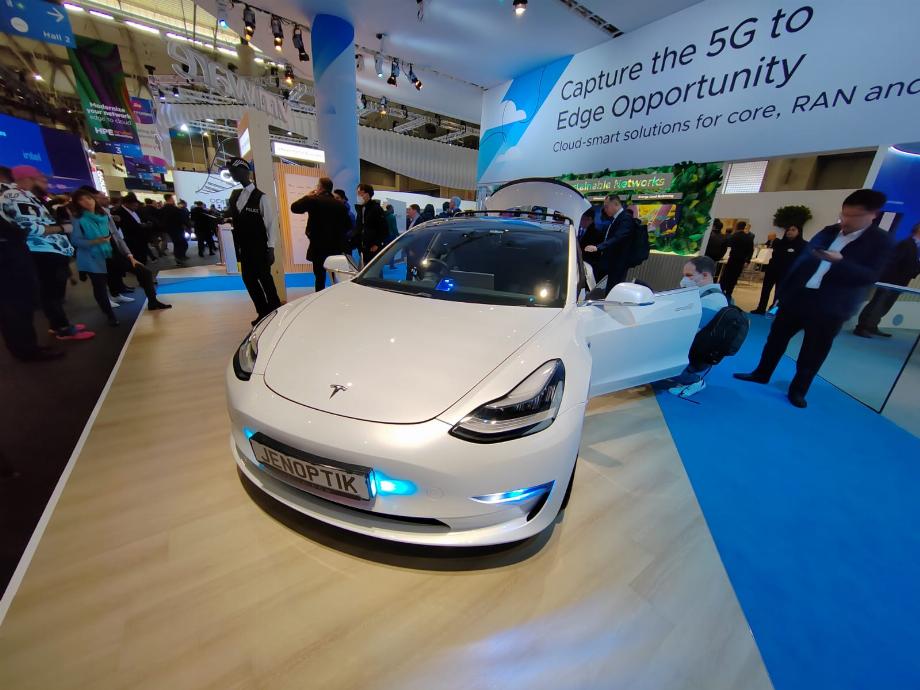 La voiture est reliée au cloud pour envoyer des informations aux centres de commande. (Infobae)