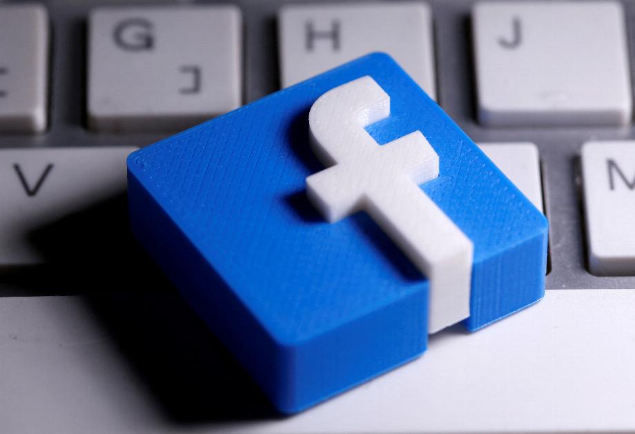Les utilisateurs de Facebook peuvent lier plusieurs comptes de messagerie à leurs profils de réseaux sociaux. (REUTERS/Dado Ruvic)