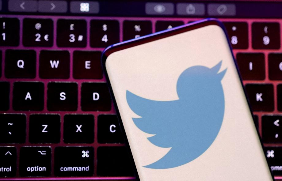 Les légendes Twitter doivent être créées par les utilisateurs et téléchargées sur le réseau social avec la vidéo. (REUTERS/Dado Ruvic)