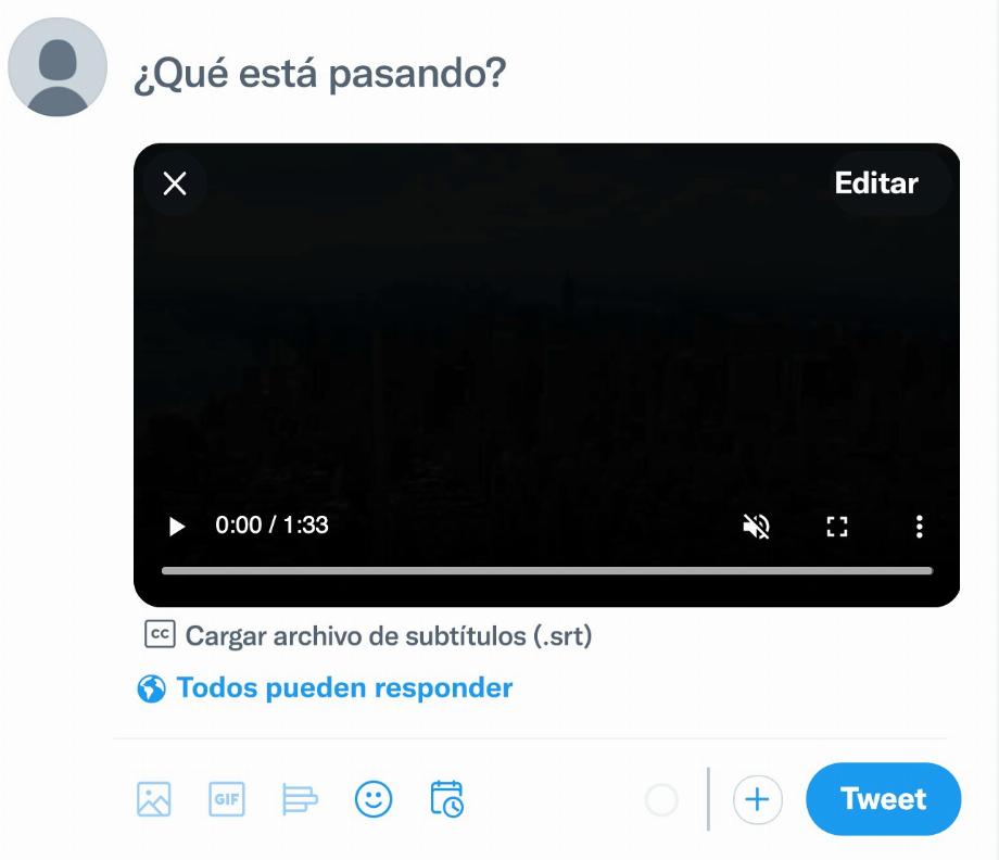 Lorsque vous publiez une vidéo, vous pouvez voir l'option de télécharger des fichiers supplémentaires au format .srt. (Twitter)
