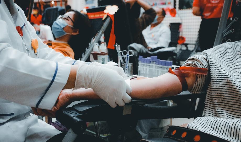 Cet appareil analyse et sépare les cellules sanguines des cellules cancéreuses. (Déséclabousser)