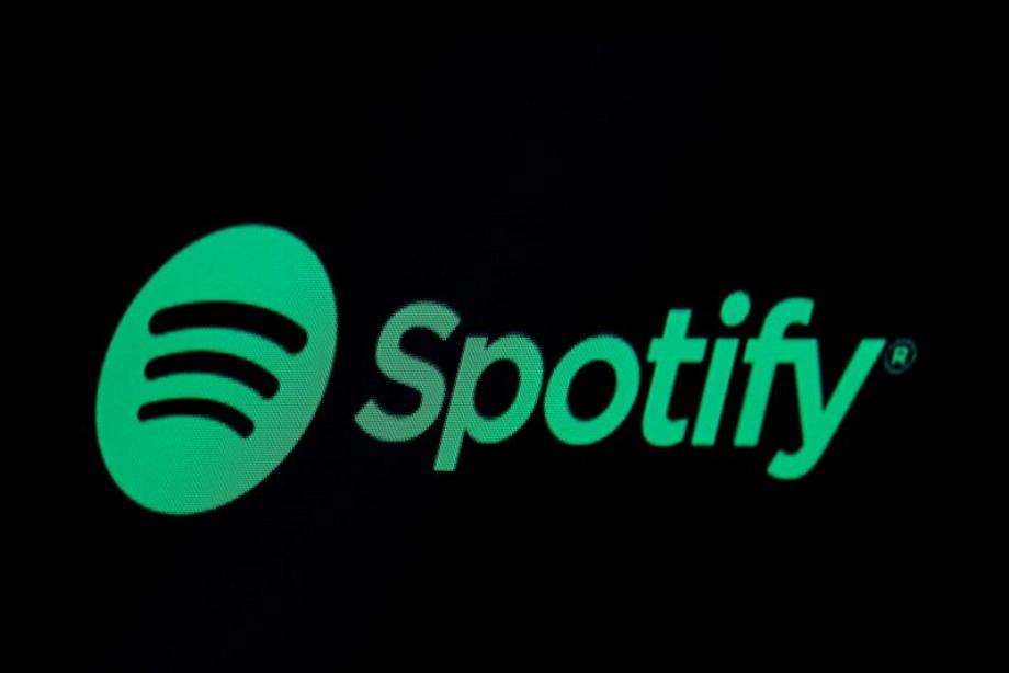 PHOTO DE FICHIER. Le logo Spotify est affiché sur un écran sur le parquet de la Bourse de New York (NYSE) à New York, États-Unis, le 3 mai 2018. REUTERS/Brendan McDermid