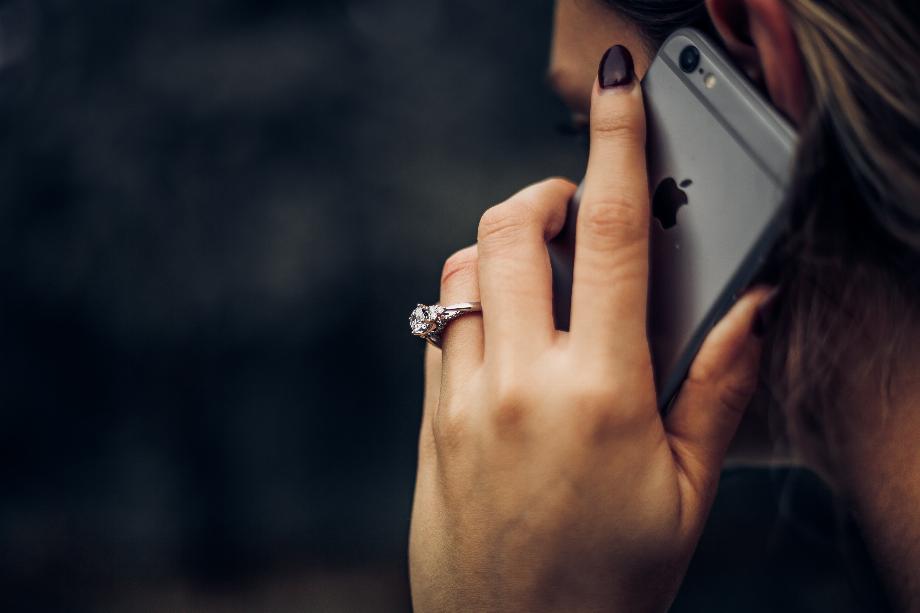 Les criminels reproduisent la voix d'un parent pour voler les victimes par téléphone. (Déséclabousser)