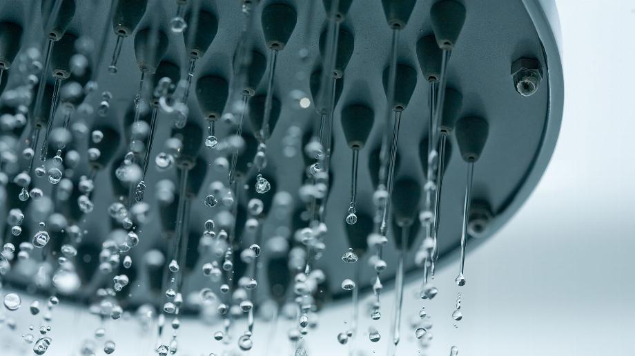 Cloeup d'une pomme de douche avec des gouttelettes d'eau gelées.voir aussi :