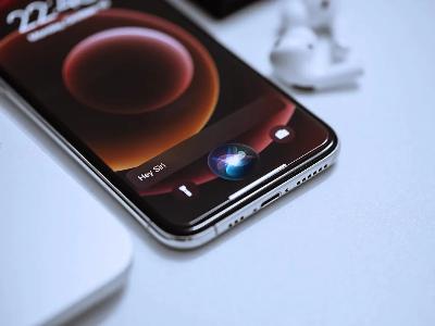 Siri redémarre maintenant et charge la batterie d'un iPhone