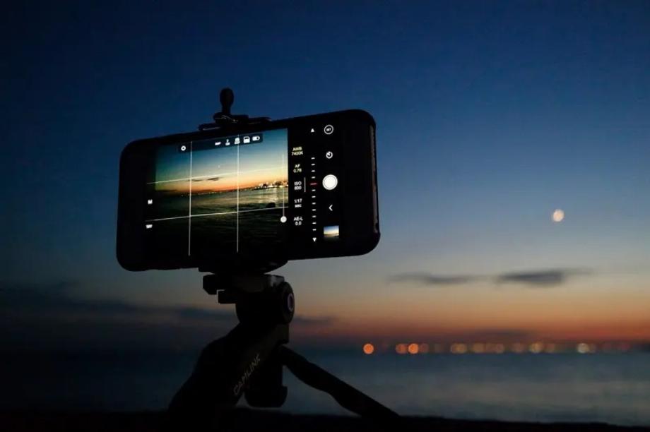 Il est recommandé de prendre des photos des étoiles dans des environnements éloignés de la ville et avec un ciel dégagé. (tard dans la nuit)