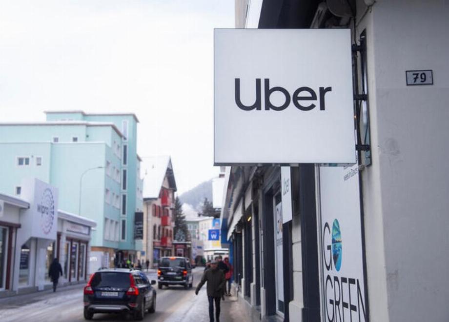 Image d'archive du logo Uber dans une rue de Davos, en Suisse. 20 janvier 2023. REUTERS/Arnd Wiegmann