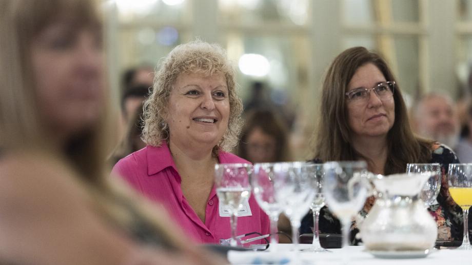 Mónica Dana (réalisatrice de J.N.Bialik) et Lorena Karmiol (coordinatrice numérique d'Arlenee Fern) dans un moment amusant lors de la présentation de Sergio Feferovich