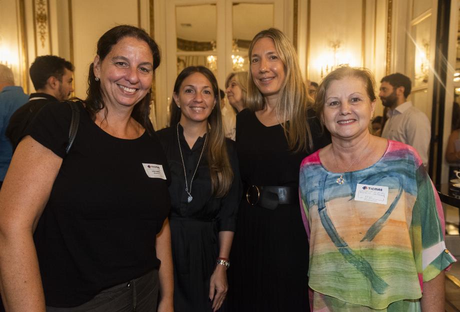 Lorena Karmiol (coordinatrice numérique d'Arlenee Fern), Giselle Ostrowicz (directrice générale de Yeshurun tora), Noemí Juejati (directrice du niveau primaire de Yeshurun tora) et Beatriz Jáuregui (FIGE)