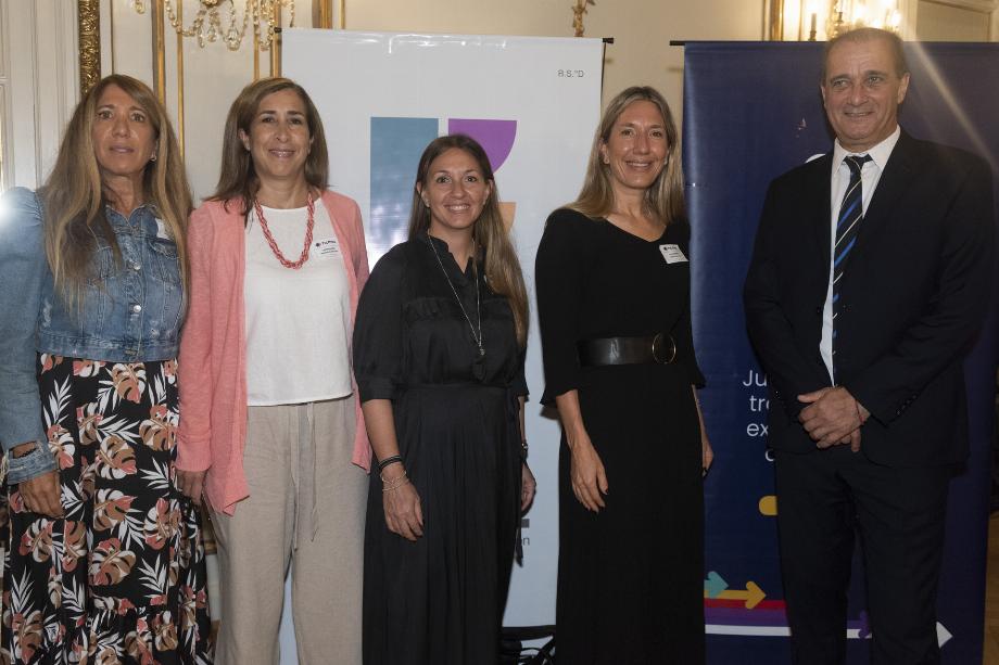 Ariela Judkovski (directrice exécutive du Wolfsohn College), Constanza Ortiz (directrice générale au ministère de l'Éducation), Noemí Juejati (directrice du niveau primaire de Yeshurun Tora), Giselle Ostrowicz (directrice générale de Yeshurun Torah) et Adrián Moscovich ( FIGE)
