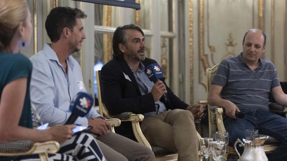 Gustavo Brey (ITBA), Mariano Yacovino (Microsoft) et Mariano Ruani (Baïkal) ont participé à un panel coordonné par Astrid de Herrera. Photo: Adrian Escandar