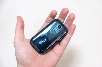 Le plus petit téléphone portable au monde a la taille d'une carte de crédit