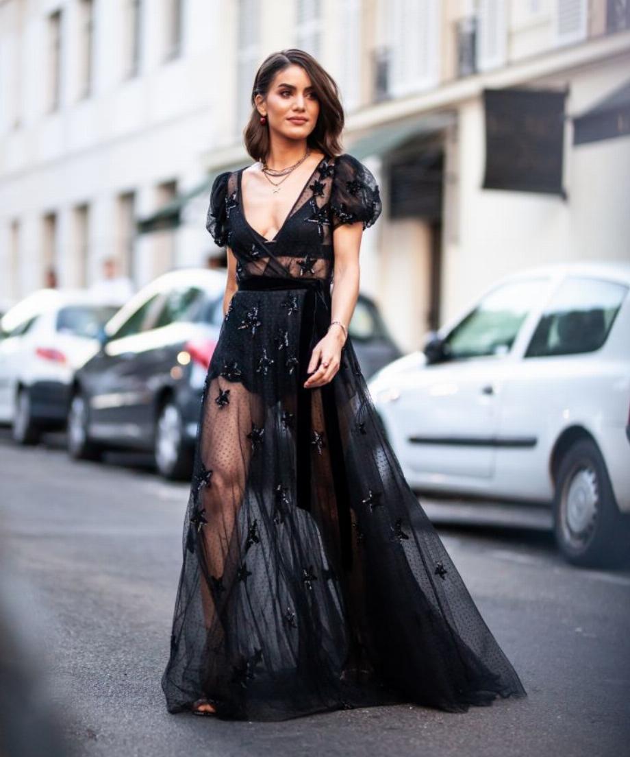 Lors de la Fashion Week de New York, il s'est fait remarquer en présentant des looks des années 70, des textures drapées et des vêtements aux franges en forme de spirale. (Pinterest)