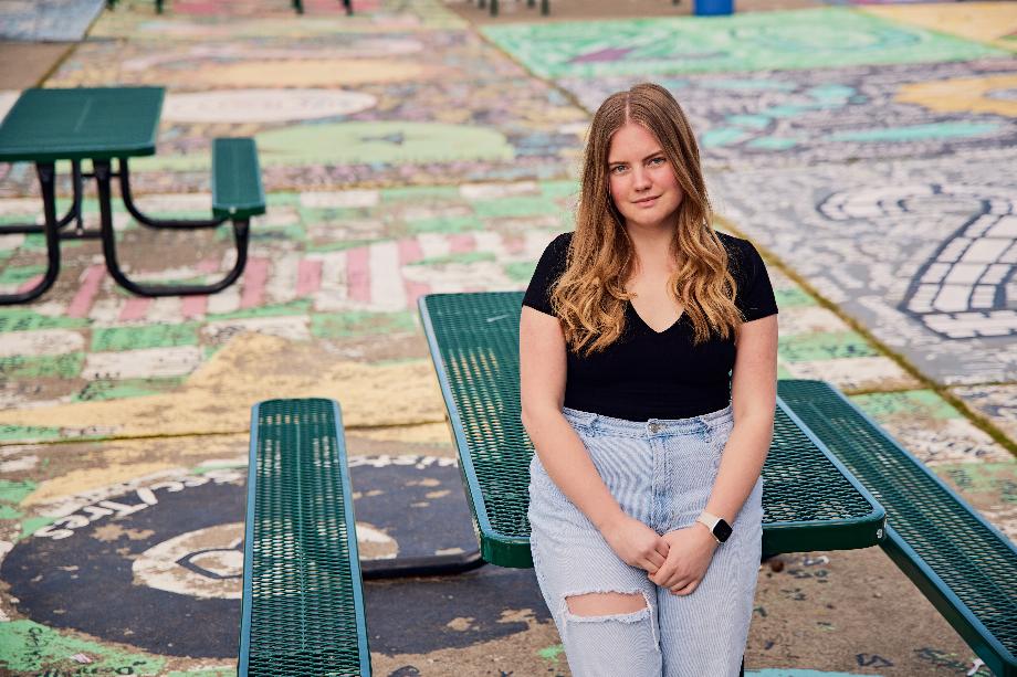 Lucy Goetz, étudiante à Concord High School en Californie, a aidé le chroniqueur technologique Geoffrey A. Fowler à tester le détecteur d'IA de Turnitin. Il a été surpris de découvrir qu'il marquait à tort une partie de son essai original comme étant créé par l'IA. (Photo pour le Washington Post par Andria Lo)