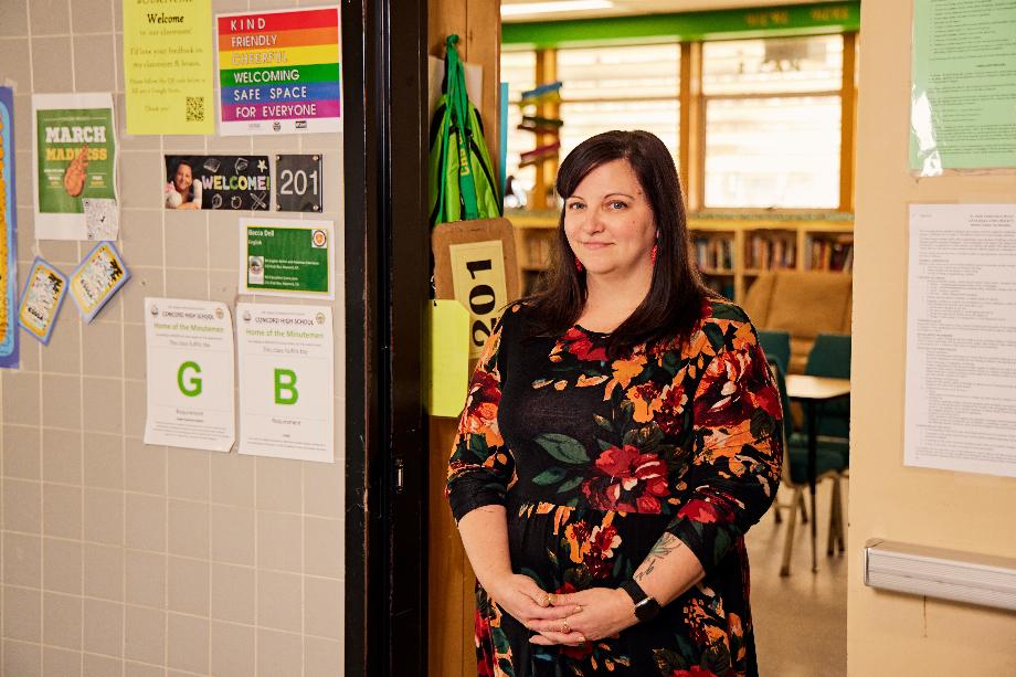 Rebecca Dell, professeur d'anglais à l'AP, a donné un cours dans lequel les élèves ont utilisé et analysé l'écriture générée par l'IA. (Photo pour le Washington Post par Andria Lo)