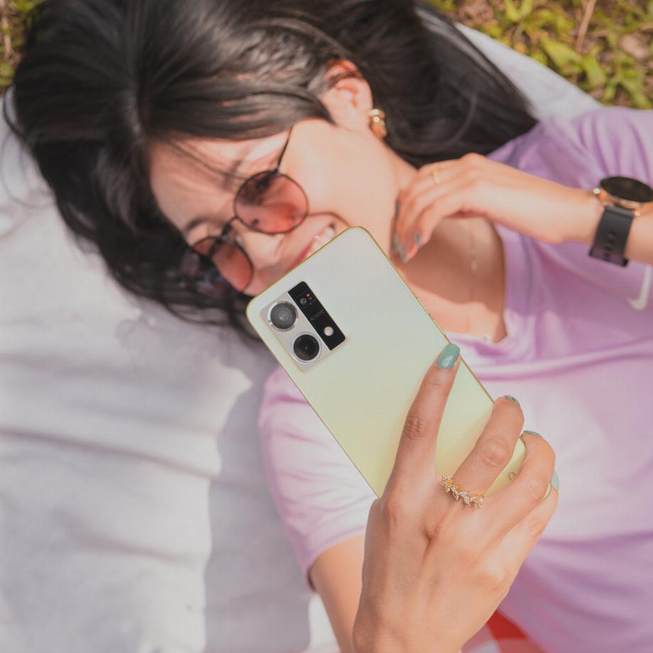 Le téléphone présente un dégradé lisse à base d'or pour créer un effet visuel attrayant qui prend des milliers de couleurs lorsqu'il est vu sous différents angles.