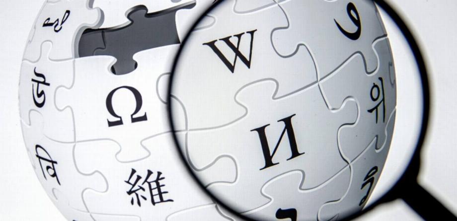 La plateforme estime que l'IA peut aider à évaluer la qualité des textes et de leurs informations.