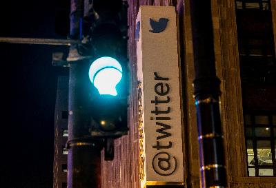 Elon Musk supprime le "w" de l'enseigne du bureau Twitter