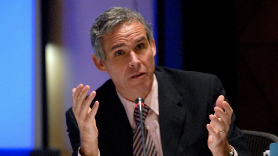 Le Dr Eric Topol est un cardiologue américain, généticien et chercheur en médecine numérique. Il est le fondateur et directeur du Scripps Research Translational Institute. Il a publié plus de 1 200 articles évalués par des pairs, avec plus de 320 000 citations, élu à la US National Academy of Medicine (Bloomberg)