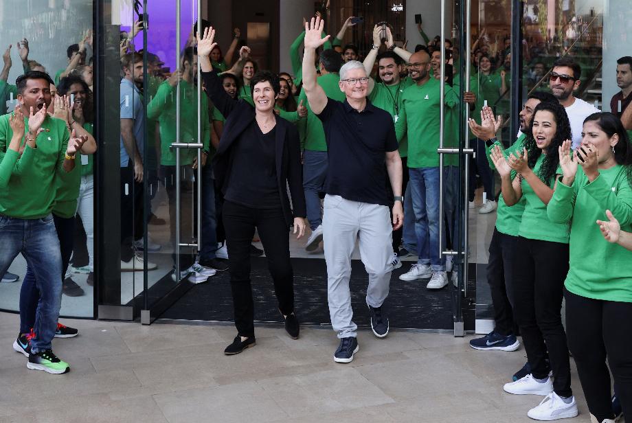 Tim Cook était présent à l'inauguration du premier Apple Store physique en Inde, situé à Mumbai. Le second sera situé à Delhi, la capitale du pays. (REUTERS/Francis Mascarenhas)