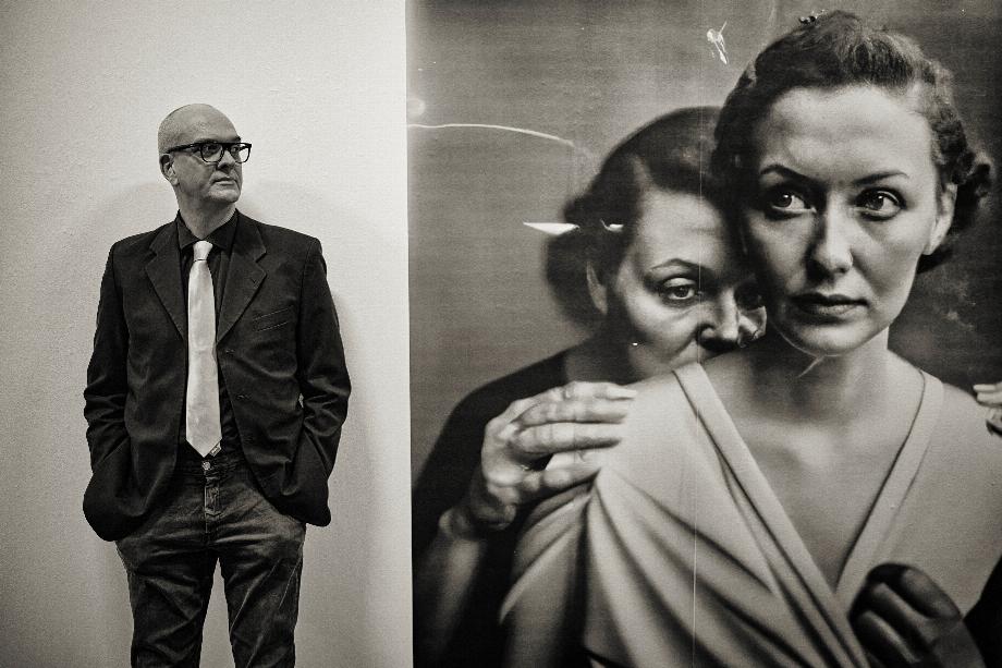 Le photographe allemand Boris Eldagsen lors d'une exposition d'art à Berlin avec son travail
