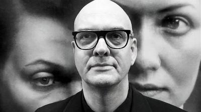 Qui est Boris Eldagsen, le photographe qui a remporté un prix avec une image réalisée avec l'IA et qui a suscité une controverse mondiale