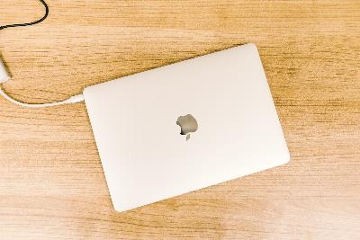 Vérité ou mensonge : charger un ordinateur portable toute la journée affecte ses performances