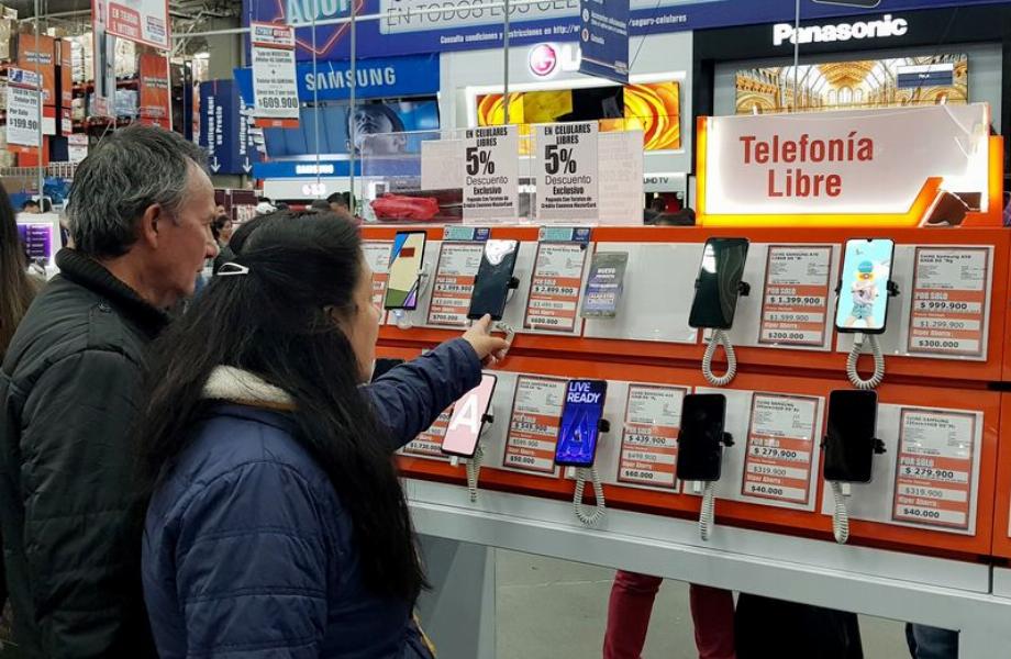 Selon le rapport Counterpoint, les téléphones portables les plus vendus d'occasion ou reconditionnés sont les iPhones avec une présence sur le marché de 49%. (REUTERS/Luis Jaime Acosta)